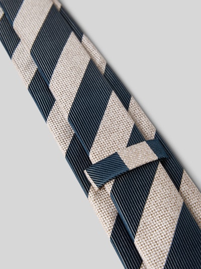 Produktfoto, Seidenkrawatte im Allover-Look (6,5 cm) von OLYMP in klassischer Form aus reiner Seide mit Label-Detail, Handmade, gestreiftes Muster in Blau und Beige, feine texturierte Oberfläche, Breite bei Größe 1: 7 cm.