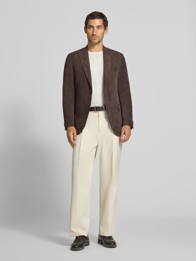 Männermodel trägt Sakko mit Pattentaschen und Reverskragen Modell 'Theo' von Carl Gross aus braunem Cord, Regular Fit, Ganzkörperansicht von vorne.