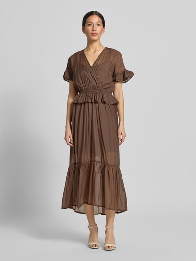 Frauenmodel trägt Maxikleid aus Viskose-Mix im Stufen-Look Modell 'Gunnvor' von mbyM in Braun, Taillierter Schnitt, V-Ausschnitt, Wickel-Optik, Ganzkörperansicht von vorne.
