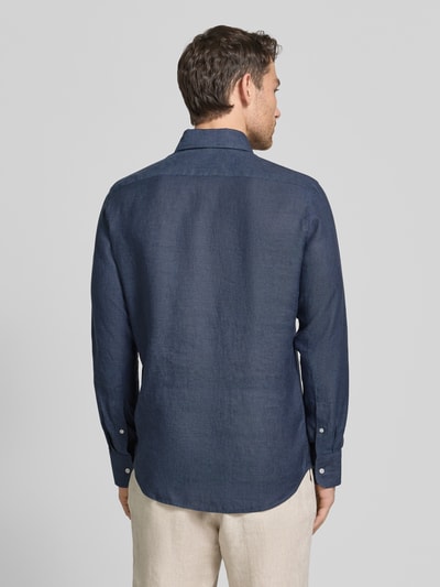 Männermodel trägt Regular Fit Leinenhemd mit Kentkragen von Christian Berg Men in Dunkelblau, glatte Textur, Ganzkörperansicht Rückansicht.