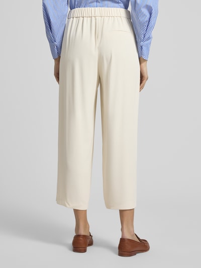 Frauenmodel trägt Stoffhose mit elastischem Bund von Jake*s Collection in Beige, weites Bein, Material-Mix, Ganzkörperansicht Rückansicht.