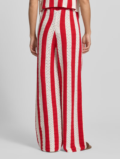 Frauenmodel trägt Strickhose mit Label-Detail und elastischem Bund von Karo Kauer, rot-weiß gestreift, Baumwoll-Mix, Loose-Fit, Ganzkörperansicht Rückansicht. Damen Strickhose, Kordelzug, Bundweite 38 cm, Innenbeinlänge 76 cm, Größe S, strukturierte Oberfläche.