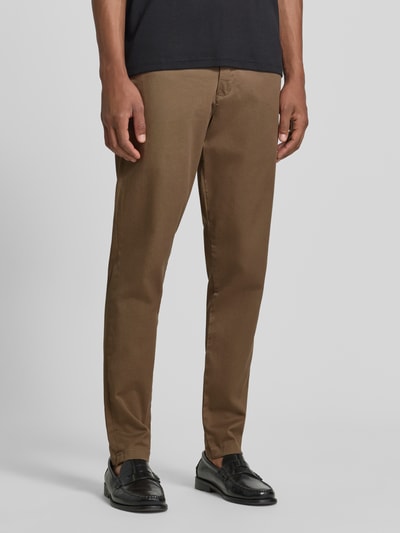 Männermodel trägt braune Slim Fit Chino aus Baumwoll-Mix Modell 'GABARDINE' von Selected, glatte Textur, Nahaufnahme Oberkörper. Herren Chino.