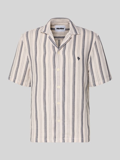 Produktfoto, Relaxed Fit Freizeithemd mit Logo-Stitching von REVIEW, creme mit blauen Streifen, Reverskragen, Knopfleiste, Baumwollstruktur, Rückenlänge bei Größe M 69 cm, Schulterbreite 49 cm, Ärmellänge 27 cm