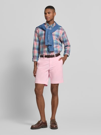 Männermodel trägt Straight Fit Chinoshorts aus Baumwoll-Mix von Polo Ralph Lauren, Optik: Unifarben, Logo-Detail, Ganzkörperansicht von vorne.