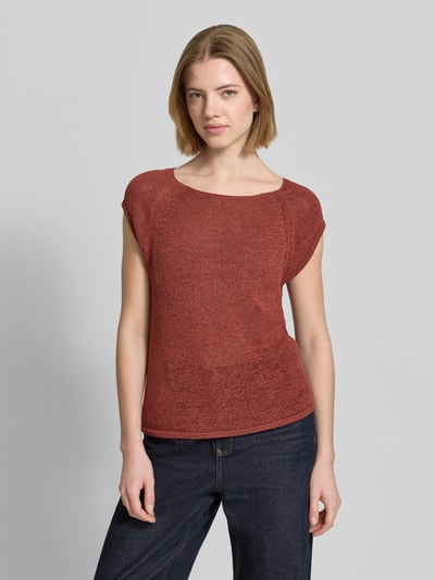 Frauenmodel trägt T-Shirt in Strick-Optik mit Rundhalsausschnitt von Stefanel, Flachs-Mix mit Baumwoll-Anteil, Straight Fit, Nahaufnahme Oberkörper.