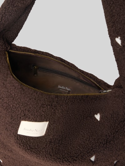 Produktfoto, Bauchtasche aus Teddyfell von Studio Noos, futerko z wyhaftowanymi motywami, Główna przegroda z zamkiem błyskawicznym, szeroki pasek na ramię, przegródka wewnętrzna zapinana na zamek błyskawiczny, szerokość w rozmiarze 1: 58 cm, długość w rozmiarze 1: 38 cm, głębokość w rozmiarze 1: 11 cm, długość paska na ramię w rozmiarze 1: 76 cm