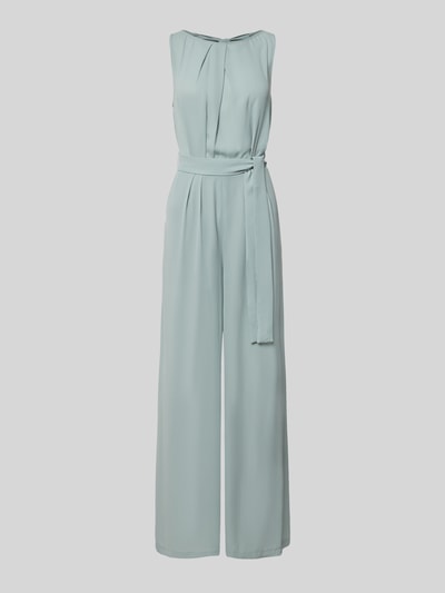 Produktfoto, hellblauer Jumpsuit mit rückseitigem V-Ausschnitt von Zero, taillierter Schnitt, Rundhalsausschnitt, Raffungen, Bindegürtel, glatte Textur
