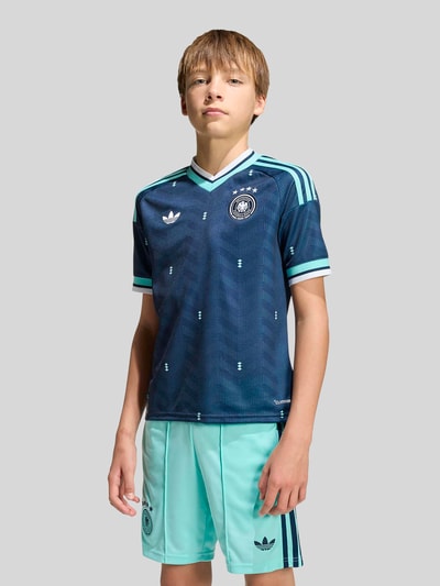 Junge trägt Regular Fit Auswärtstrikot mit DFB-Applikation von adidas Sportswear, Optik: Unifarben, Passform: Regular-Fit, Jacquard, Ganzkörperansicht von vorne.