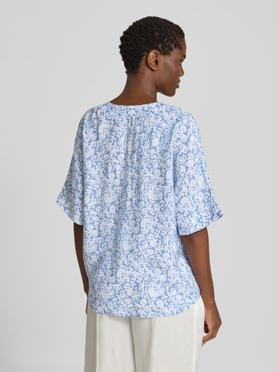 Frauenmodel trägt Regular Fit Bluse mit V-Ausschnitt und 1/2-Arm von Christian Berg Woman mit Allover-Look, Rückansicht Ganzkörperansicht.