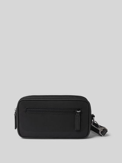 Produktfoto, Handtasche mit abnehmbarer Trageschlaufe von Emporio Armani in Schwarz, rechteckige Form, matte glatte Textur, silberner Karabiner, Fronttasche mit Reißverschluss, Maße 25x14x6 cm, Schulterriemen 34 cm, Label-Applikation sichtbar.