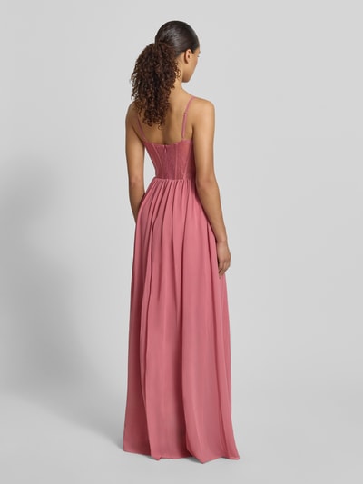 Kobiece modelka nosi Corsagenkleid mit Spitze od Mascara, różowy szyfon, krój slim fit, długa suknia, widok całej sylwetki z tyłu