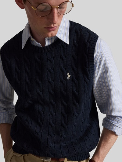 Mannenmodel draagt regular fit spencer van puur katoen, donkerblauw met kabelstructuur, Regular Fit Pullunder aus reiner Baumwolle van Polo Ralph Lauren, close-up bovenlichaam.
