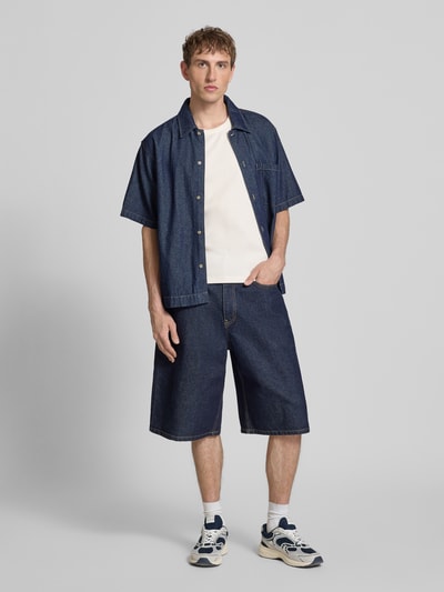 Männermodel trägt Slim Fit Tank Top aus Baumwoll-Mix von Marc O'Polo Denim, unifarben, Rippstrick, Label Patch, Ganzkörperansicht von vorne.