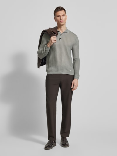 Männermodel trägt Slim Fit Pullover aus Lyocell-Mix mit Schurwoll-Anteil von Emporio Armani, Strick-Optik, Polokragen, Logo-Stitching, Ganzkörperansicht von vorne