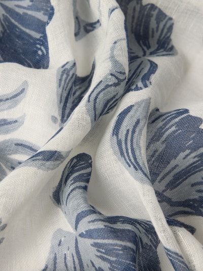 Produktfoto, Schal mit floralem Allover-Print Modell 'Hawaii' von altea, weiße und blaue Farbtöne, gewebte Optik, Rechteckige Passform, Breite 71 cm