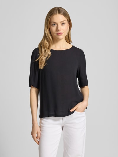 Vrouwenmodel draagt Relaxed Fit T-shirt uit zuiver viscose model 'Marrakech' van ICHI in zwart met ronde hals, ruglengte maat S 58 cm, mouwlengte 29 cm, dames T-shirt, voorkant volledig zichtbaar, Ganzkörperansicht van voren.
