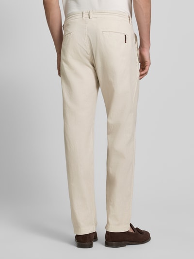 Męski model nosi Hose aus Leinen-Baumwoll-Mix mit Tunnelzug od CINQUE, krój regular fit, beżowa, faktura lniana, tył, Ganzkörperansicht Rückansicht. Szerokość w rozmiarze 50: 46 cm, długość nogawki od wewnątrz: 78 cm, model 'Juli', kieszenie boczne.
