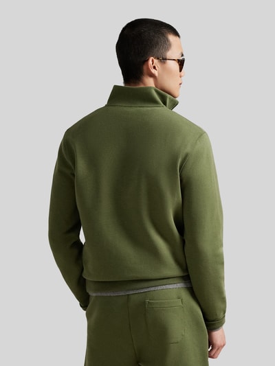 Männermodel trägt Regular Fit Sweatshirt aus Baumwoll-Mix von Polo Ralph Lauren, Optik: Unifarben, Troyer, Langarm, Ganzkörperansicht Rückansicht.