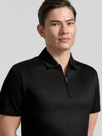 Männermodel trägt Regular Fit Poloshirt aus Lyocell-Baumwoll-Mix Modell 'H-PARAS 50' von BOSS in Optik: Unifarben, Kurzarm, Nahaufnahme Oberkörper.