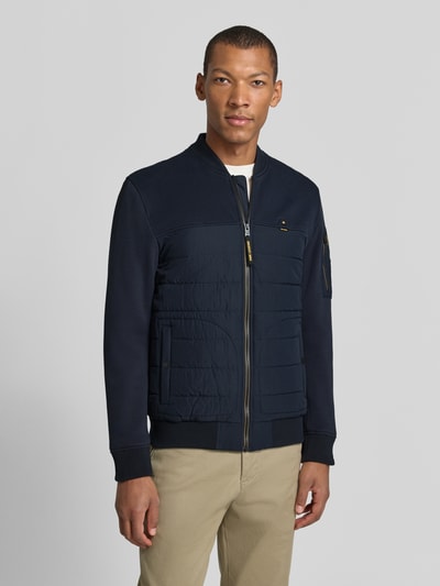 Mannenmodel draagt 'Sweatjacke mit Steppnähten und Stehkragen' van PME Legend, donkerblauw, katoenmix met stretch, slim fit, zichtbare doorgestikte naden, opstaande kraag, ritssluiting, zakken met knoopsluiting, ruglengte 67 cm, mouwlengte 63 cm, voorkant volledige lichaamsopname.