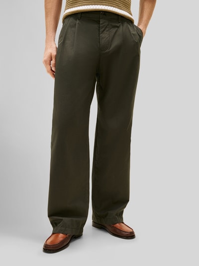 Männermodel trägt Loose Fit Hose mit Bundfalten von Tommy Hilfiger, Optik: Unifarben, Passform: Loose-Fit, reine Baumwolle, Ganzkörperansicht von vorne.