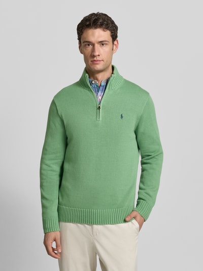 Männermodel trägt Troyer mit Label-Stitching von Polo Ralph Lauren in Grün, Reine Baumwolle, Regular-Fit, Stehkragen, Gerippte-Abschlüsse, kurzer Reißverschluss, Ganzkörperansicht von vorne.