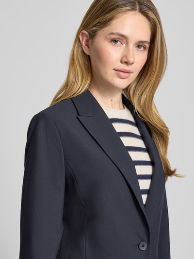 Modelka nosi Regular Fit Blazer mit Viskose-Anteil od s.Oliver BLACK LABEL, efekt: jednolity kolor, kołnierz z połami, zapięcie na 1 guzik, kieszenie z patką, długi rękaw, rozcięcie, krój regular fit, z przodu, zbliżenie na górną część ciała.