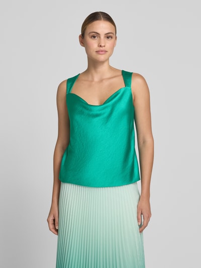 Kobiece modelka nosi Blusentop aus Satin mit Wasserfall-Ausschnitt von Marc Cain, satyna, krój regular fit, długość tyłu w rozmiarze 36: 34 cm, zielony i gładka tekstura, Ganzkörperansicht von vorne.