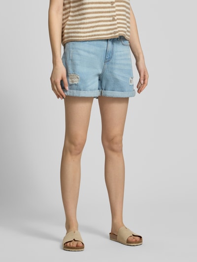 Frauenmodel trägt Jeansshorts im Destroyed-Look Modell 'SMILEY' von Noisy May aus Reine Baumwolle, Relaxed-Fit, Nahaufnahme Oberschenkel. Bundweite bei Größe S: 36 cm, Innenbeinlänge bei Größe S: 11 cm.