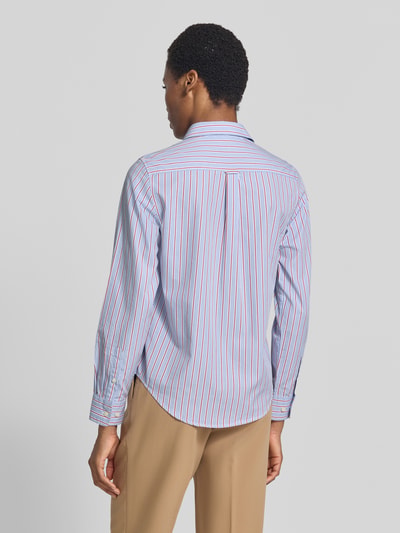 Frauenmodel trägt Regular Fit Langarmbluse aus reiner Baumwolle von GANT, hellblau mit roten und weißen Streifen, Damen Langarmbluse, Ganzkörperansicht Rückansicht.