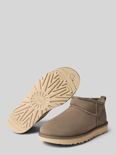 Produktfoto, Boots aus Leder mit Label-Patch Modell 'CLASSIC ULTRA MINI' von UGG, beżowy kolor, zaokrąglony kształt, teksturowana profilowana podeszwa, wysokość obcasa 3 cm, wysokość cholewki 8 cm, szerokość w rozmiarze 40: 14 cm