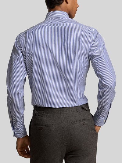 Männermodel trägt Regular Fit Businesshemd aus reiner Baumwolle von Polo Ralph Lauren, uni, Kentkraag, lange mouw, logo-stiksel, 1-knoop manchet, materiaal katoen, Ganzkörperansicht Rückansicht.