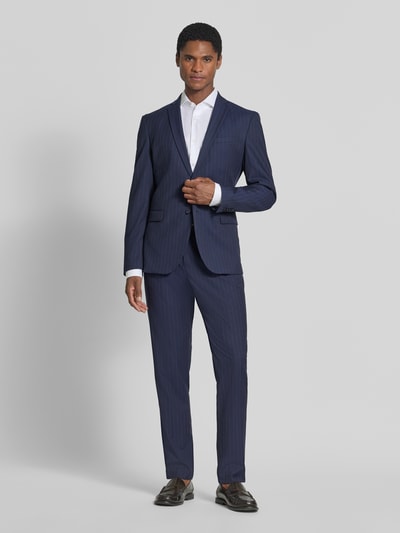 Männermodel trägt dunkelblaues Slim Fit Sakko mit Viskose-Anteil von s.Oliver BLACK LABEL, dezente Streifen, Ganzkörperansicht von vorne.