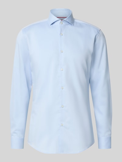 Produktfoto, hellblaues Slim Fit Businesshemd aus reiner Baumwolle Modell 'Kason' von HUGO für Herren, glatte Textur, weiße Knöpfe