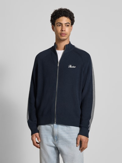 Männermodel trägt Regular Fit Jacke in Strick-Optik von REVIEW, reine Baumwolle, Stehkragen, Logo-Stitching, Reißverschluss, elastische Abschlüsse, dunkelblau, Ganzkörperansicht von vorne.