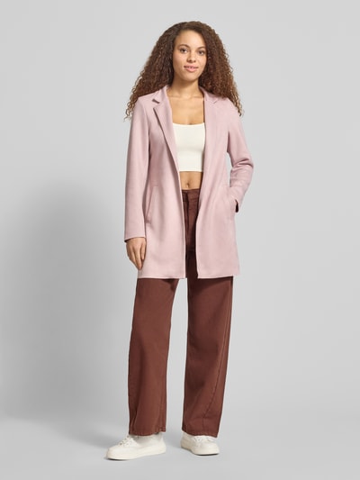 Frauenmodel trägt Regular Fit Jacke in Lederoptik Modell 'SOHO' von ONLY, Optik: unifarben, Reverskragen, ohne Verschluss, Langarm, seitliche Eingrifftaschen, Ganzkörperansicht von vorne.