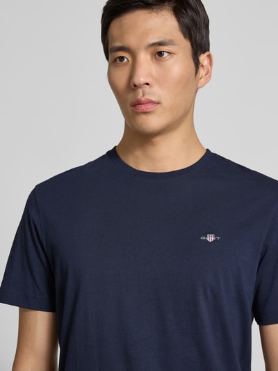 Männermodel trägt Regular Fit T-Shirt mit Label-Stitching Modell 'SHIELD' von GANT, reine Baumwolle, unifarben, Rundhalsausschnitt, Nahaufnahme Oberkörper.