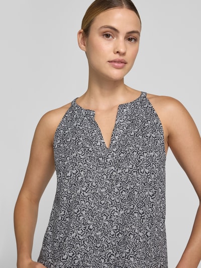 Vrouwenmodel draagt Loose Fit vrijetijdsjurk uit puur katoen van Marc O'Polo, zwart-wit bladdessin, Nahaufnahme bovenlichaam.