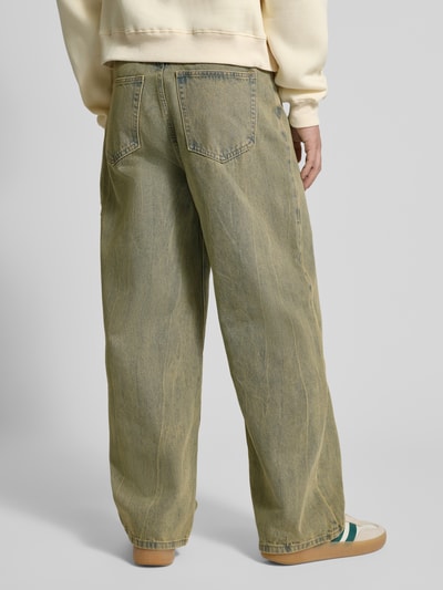 Männermodel trägt Wide Fit Jeans mit Viskose-Anteil Modell 'Everyday' von ANOTHER COTTON LAB, hellbrauner Baumwoll-Mix, strukturierte Oberfläche, 5-Pocket-Design, Ganzkörperansicht Rückansicht.
