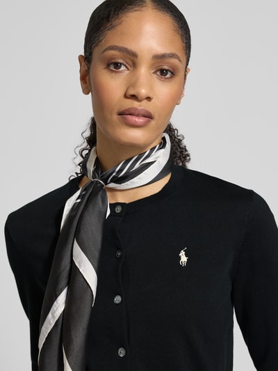 Frauenmodel trägt Regular Fit Strickjacke aus Baumwoll-Mix von Polo Ralph Lauren in Schwarz mit Logo-Stitching, Nahaufnahme Oberkörper.