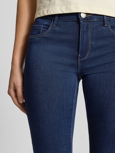 Kobiece model prezentuje Skinny Fit Jeans aus Viskosemischung Modell 'Rain' od ONLY, mieszanka wiskozy, bawełny i streczu, 5 kieszeni, zapięcie na guzik i zamek błyskawiczny, kolor granatowy, regular waist, detaliczny widok z przodu, zbliżenie na pas i biodra.