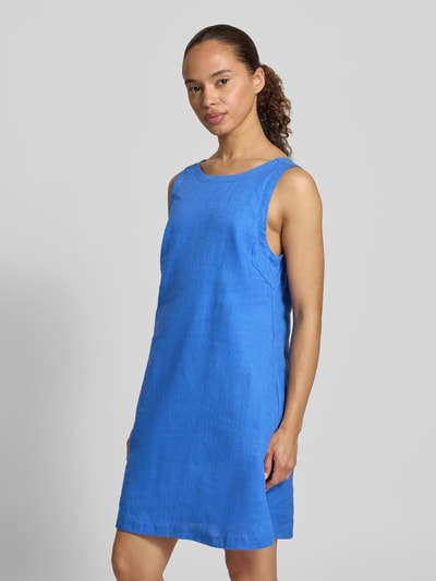 Modelka nosi Leinenkleid mit U-Boot-Ausschnitt od Stefanel, czyste len, prosty krój, mini, intensywny niebieski, widok z przodu, ujęcie całej sylwetki.