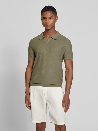 Männermodel trägt Regular Fit Poloshirt aus reiner Baumwolle von s.Oliver RED LABEL in Olivgrün, unifarben, Strickstruktur, Nahaufnahme Oberkörper.