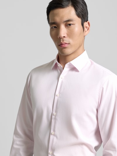 Männermodel trägt Regular Fit Business Hemd aus Baumwolle mit Kentkragen von Jake*s in zartem Rosa, feine Struktur, Nahaufnahme Oberkörper. Rückenlänge 70 cm, Schulterbreite 47 cm, Ärmellänge 64 cm.