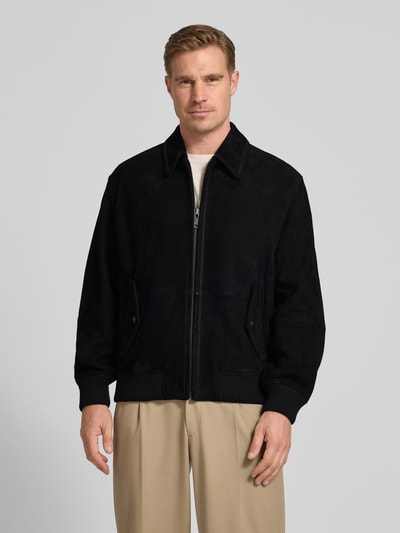 Mannelijk model draagt Super Slim Fit Lederjacke aus Ziegenleder Modell 'Lemai' van HUGO in zwarte suèdelook, lange mouwen, platte kraag, ritssluiting, labelopschrift, achterpas, geribde mouwboord en rompzoom, patzakken, materiaal: echt geitenleer, geheel vooraanzicht.