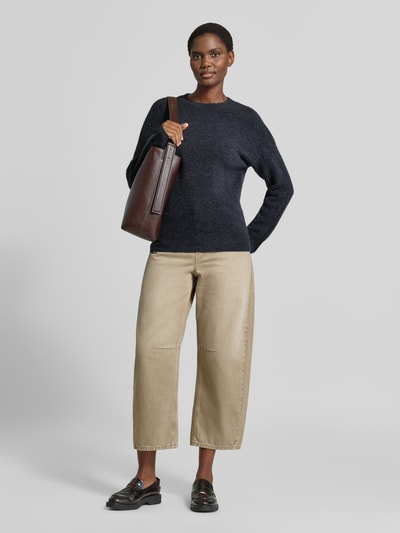 Frauenmodel trägt navyblauen Strickpullover mit Rundhalsausschnitt Modell 'Festina Hope' von MSCH Copenhagen, Woll-Mix, Regular Fit, beigefarbene Hose, Ganzkörperansicht von vorne.