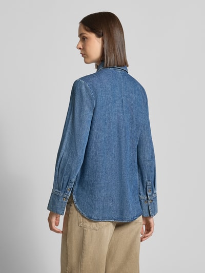 Männermodel trägt Relaxed Fit Hemdbluse aus reiner Baumwolle in Denim-Optik von zero, tkanina stylizowana na denim, kołnierzyk koszulowy, ozdobna kokarda, długość tyłu w rozmiarze 36: 70 cm, długość rękawów w rozmiarze 36: 62 cm, Ganzkörperansicht Rückansicht.