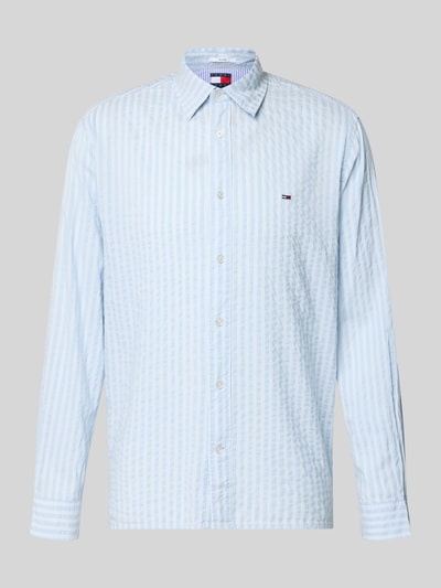 Produktfoto, Relaxed Fit Freizeithemd aus Baumwoll-Modal-Mix von Tommy Jeans, Optik:Allover-Muster, Langarm, Kentkragen, durchgehende Knopfleiste, Logo-Stitching, Sportmanschette, helle Blautöne mit dezentem Muster, glatte, leichte Textur