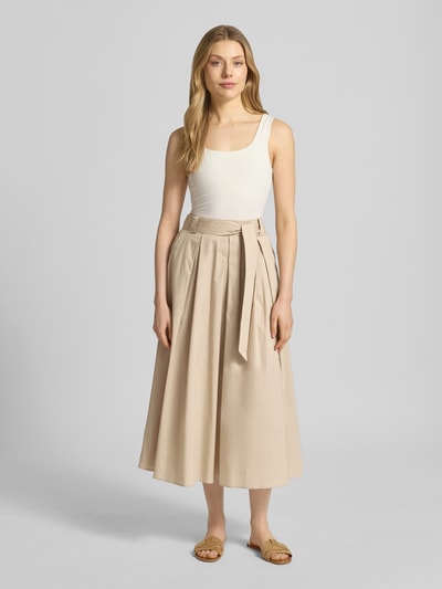 Frauenmodel trägt Midirock mit Bindegürtel von More & More aus Baumwoll-Elasthan-Mix, A-Linie, Falten, beige, Ganzkörperansicht von vorne.